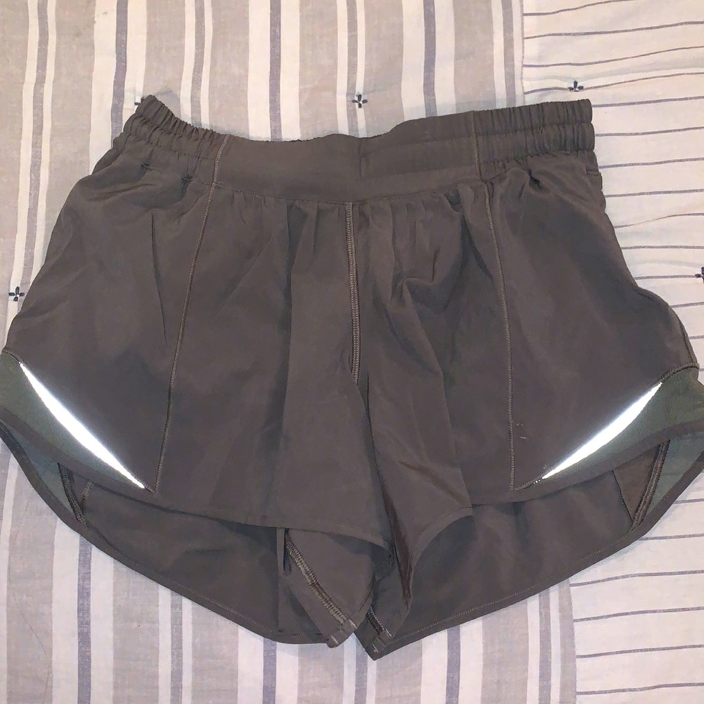Lululemon Hotty Hot Low Rise Shorts 4”